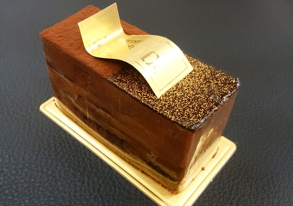 エクアドル産カカオを使った、層によって食感の異なるチョコレートケーキ。